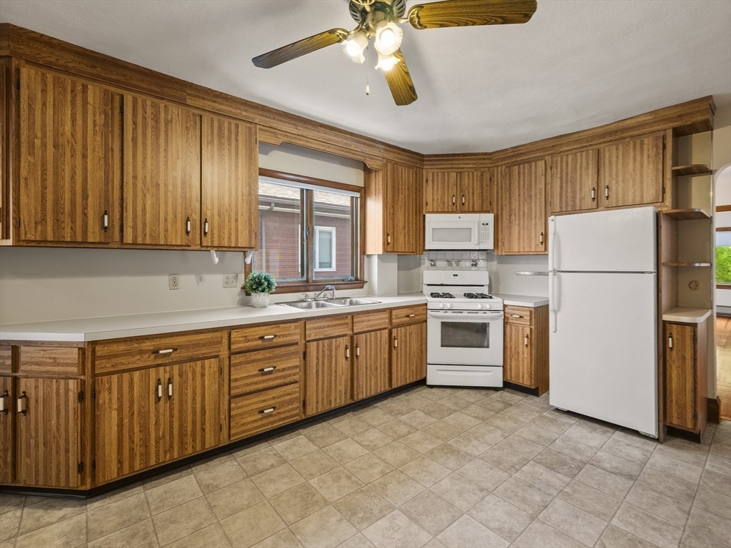 37 Wright, Medford, Massachusetts, 3 Bedrooms Bedrooms, 5 Rooms Rooms,1 BathroomBathrooms,Residential Lease,For Rent,Wright,73470397