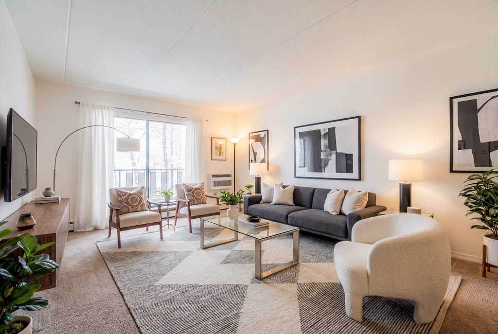 80 N Warren St, Woburn, Massachusetts, 2 Bedrooms Bedrooms, 5 Rooms Rooms,1 BathroomBathrooms,Residential,For Sale,N Warren St,73470393