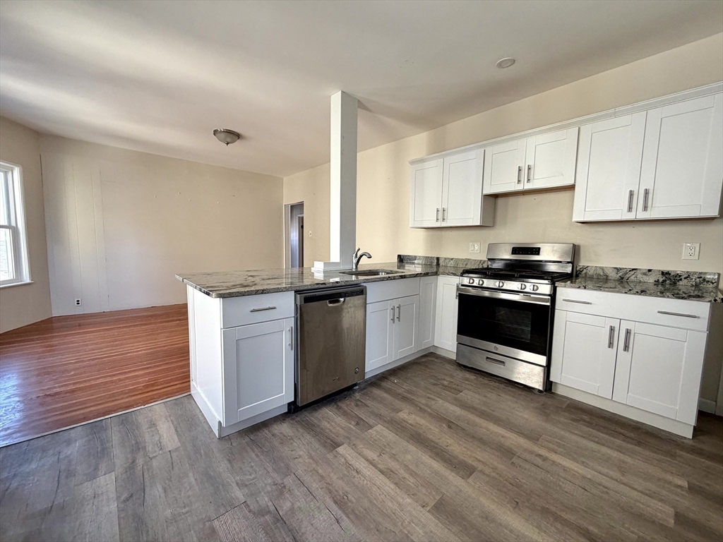 21 Oakland Ave, Everett, Massachusetts, 3 Bedrooms Bedrooms, 6 Rooms Rooms,1 BathroomBathrooms,Residential Lease,For Rent,Oakland Ave,73470476