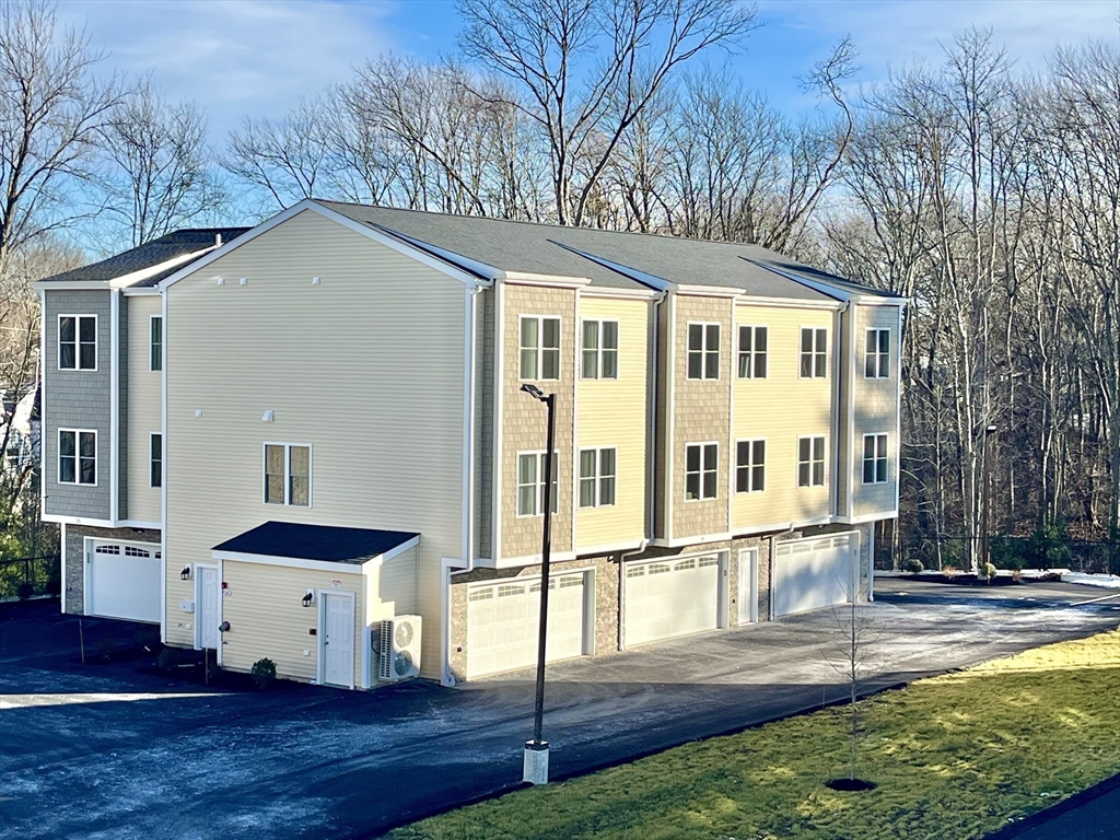 19 Dyer St, Rockland, Massachusetts, 2 Bedrooms Bedrooms, 5 Rooms Rooms,2.5 BathroomsBathrooms,Residential,For Sale,Dyer St,73470416