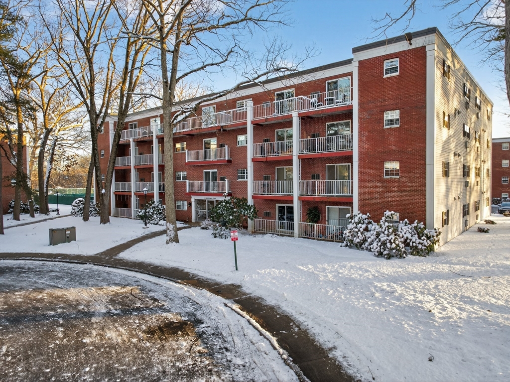 55 Greentree Ln, Weymouth, Massachusetts, 2 Bedrooms Bedrooms, 4 Rooms Rooms,1.5 BathroomsBathrooms,Residential,For Sale,Greentree Ln,73470424