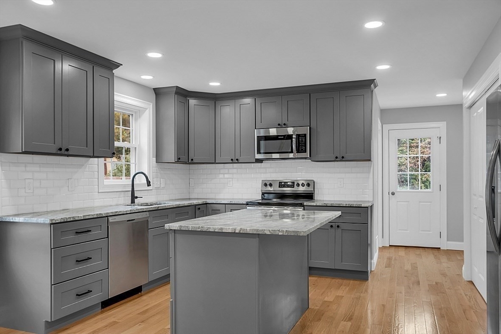 74 Smith St., Fitchburg, Massachusetts, 3 Bedrooms Bedrooms, 6 Rooms Rooms,2 BathroomsBathrooms,Residential Lease,For Rent,Smith St.,73465165