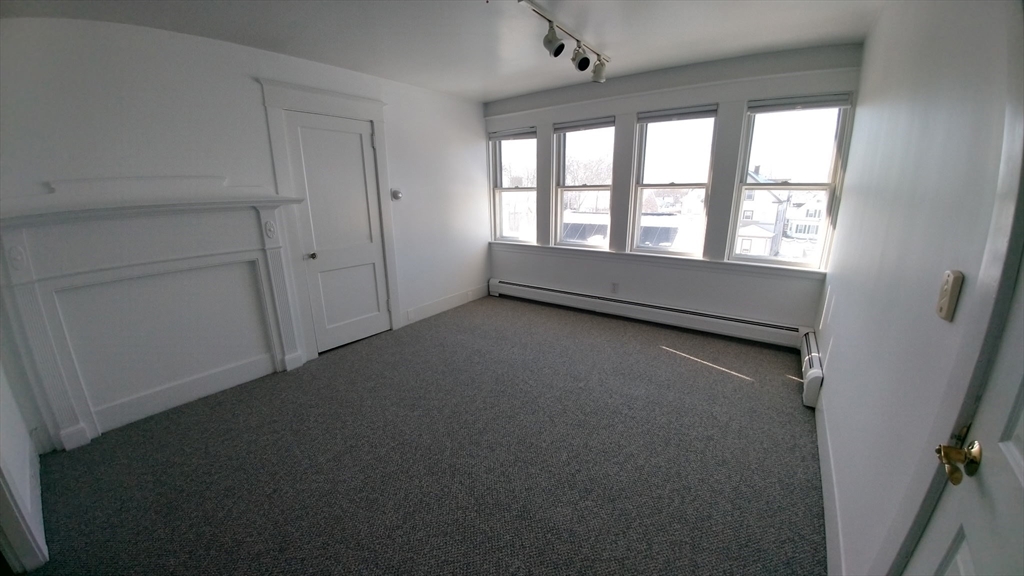 25 Fayette Pl, Taunton, Massachusetts, 2 Bedrooms Bedrooms, 4 Rooms Rooms,1 BathroomBathrooms,Residential Lease,For Rent,Fayette Pl,73470631