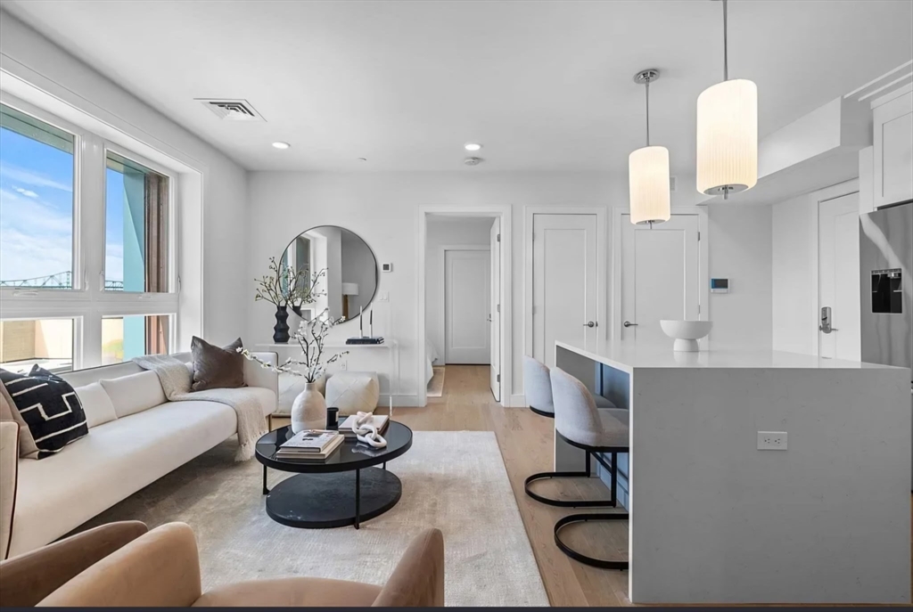 301 Border, Boston, Massachusetts, 2 Bedrooms Bedrooms, 6 Rooms Rooms,2 BathroomsBathrooms,Residential Lease,For Rent,Border,73470681