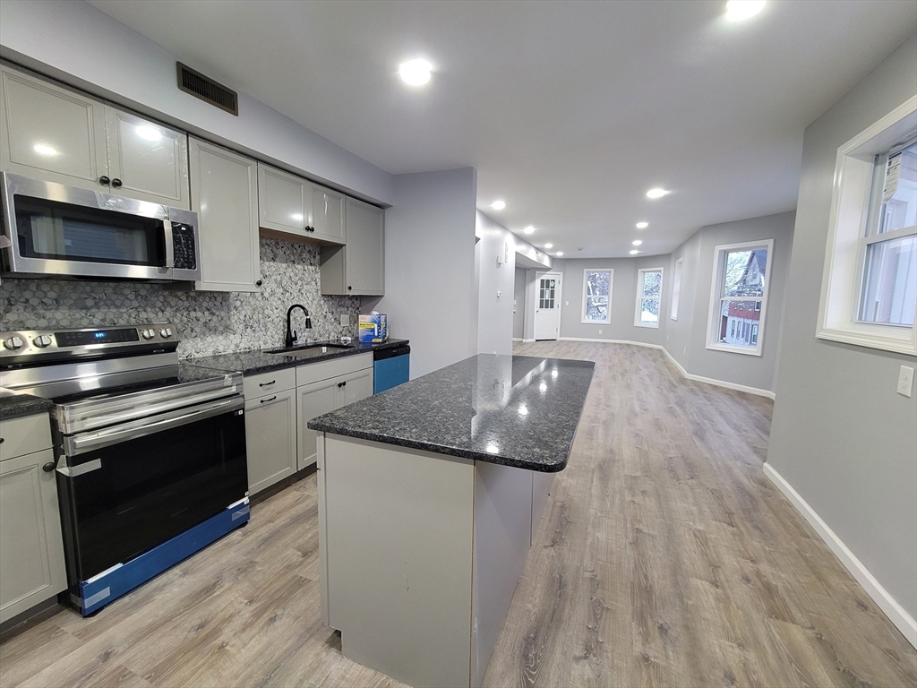 166 Northampton Ave, Springfield, Massachusetts, 2 Bedrooms Bedrooms, 4 Rooms Rooms,1 BathroomBathrooms,Residential Lease,For Rent,Northampton Ave,73470743