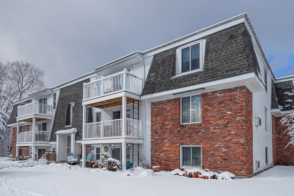 96 Main Street, Foxboro, Massachusetts, 2 Bedrooms Bedrooms, 5 Rooms Rooms,1 BathroomBathrooms,Residential,For Sale,Main Street,73470861