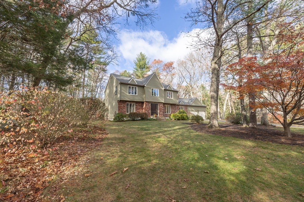 11 Garry Dr, Medfield, Massachusetts, 4 Bedrooms Bedrooms, 8 Rooms Rooms,2.5 BathroomsBathrooms,Residential,For Sale,Garry Dr,73455712