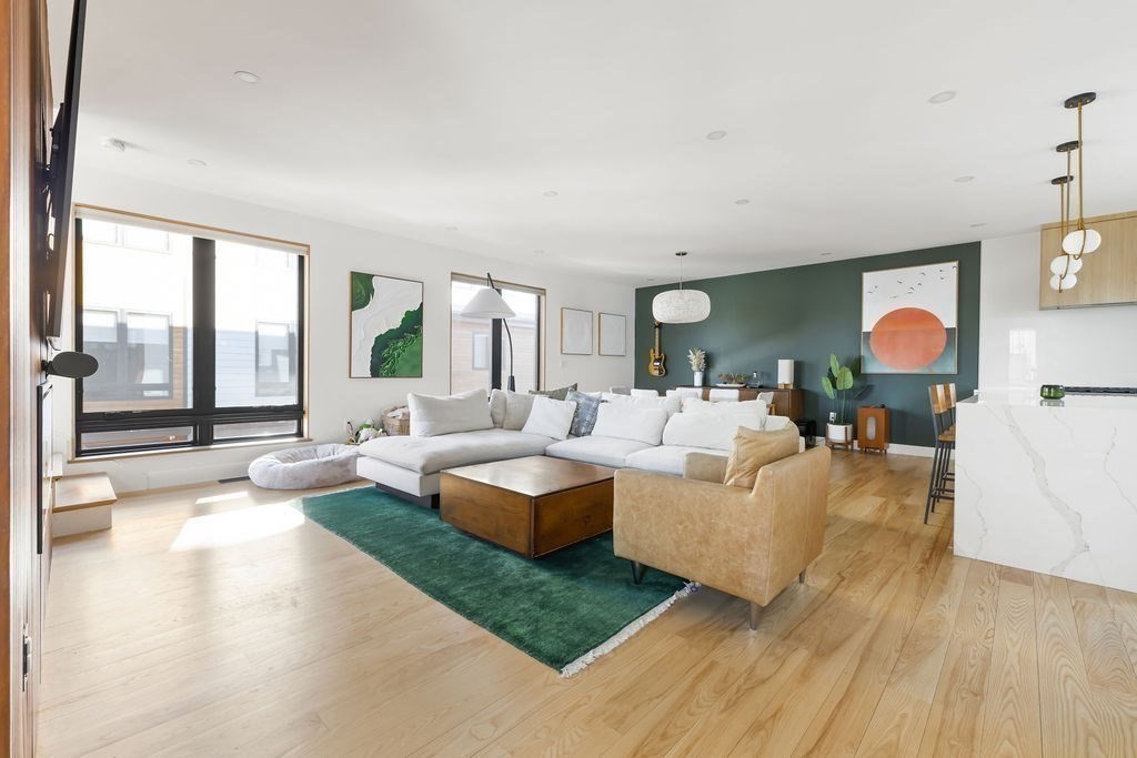 31 Hall St, Waltham, Massachusetts, 3 Bedrooms Bedrooms, 8 Rooms Rooms,3.5 BathroomsBathrooms,Residential,For Sale,Hall St,73470899