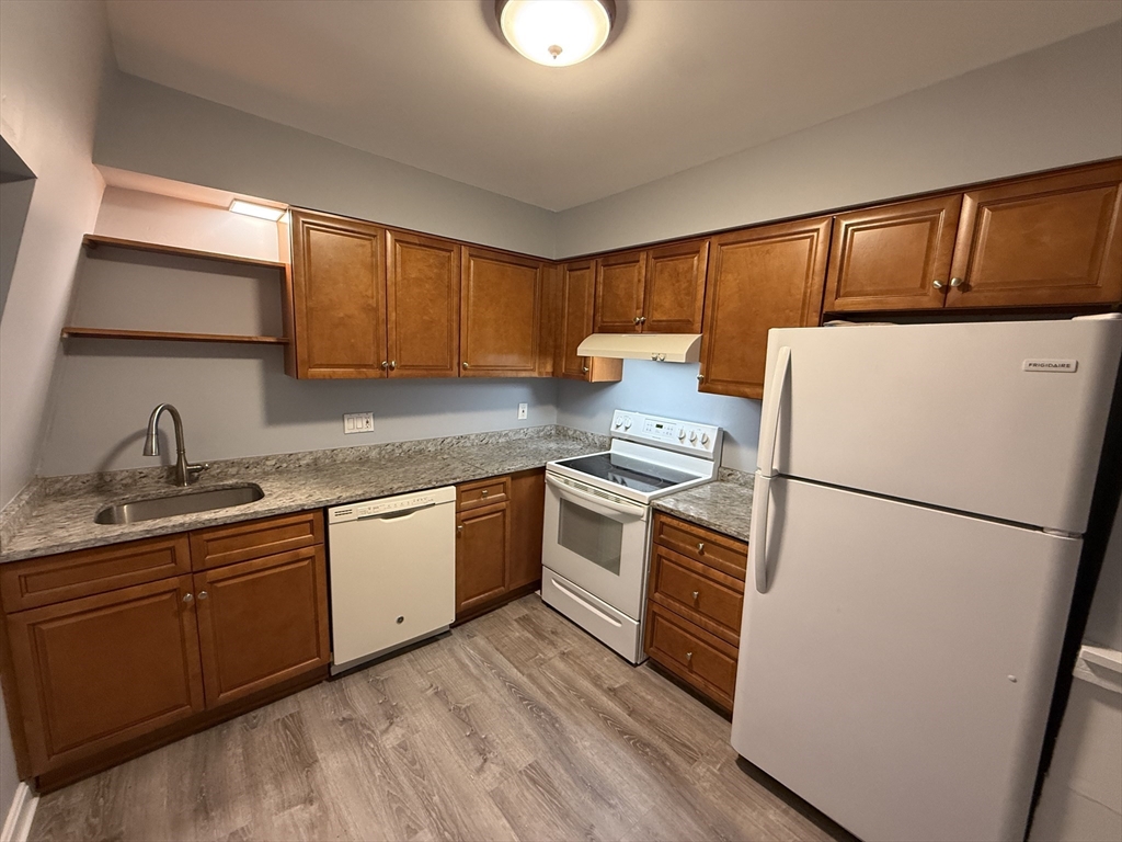 12 Essex Street, Andover, Massachusetts, 2 Bedrooms Bedrooms, 4 Rooms Rooms,1 BathroomBathrooms,Residential Lease,For Rent,Essex Street,73470938