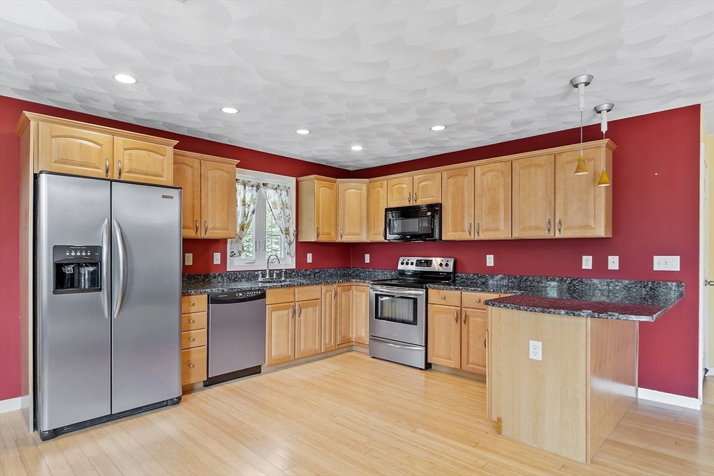 5 Hoover, Beverly, Massachusetts, 3 Bedrooms Bedrooms, 8 Rooms Rooms,1 BathroomBathrooms,Residential Lease,For Rent,Hoover,73470951