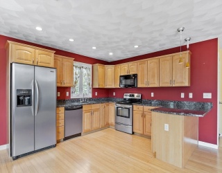 5 Hoover, Beverly, Massachusetts, 3 Bedrooms Bedrooms, 8 Rooms Rooms,1 BathroomBathrooms,Residential Lease,For Rent,Hoover,73470951