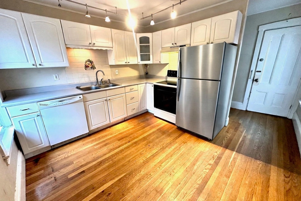 6 Grant St, Natick, Massachusetts, 2 Bedrooms Bedrooms, 4 Rooms Rooms,1 BathroomBathrooms,Residential Lease,For Rent,Grant St,73464472