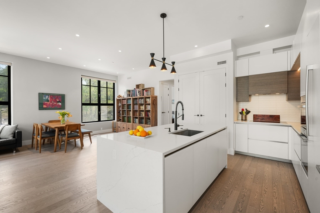 8 Leverett St, Brookline, Massachusetts, 2 Bedrooms Bedrooms, 4 Rooms Rooms,2 BathroomsBathrooms,Residential,For Sale,Leverett St,73470972