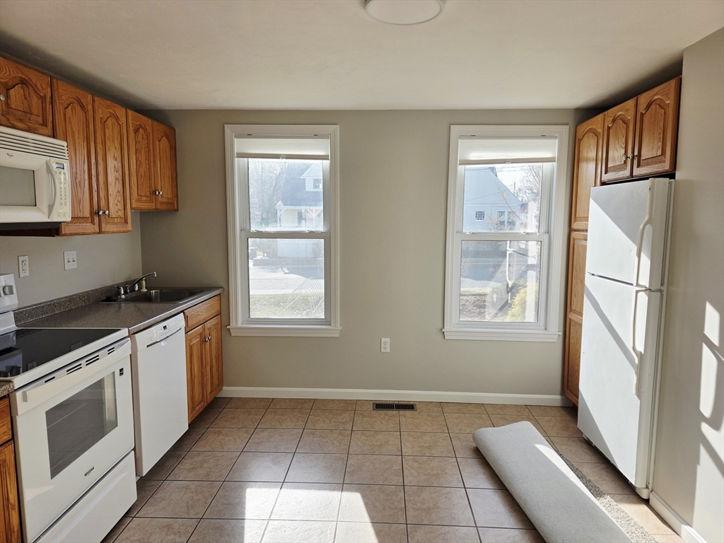 284 School St, Whitman, Massachusetts, 2 Bedrooms Bedrooms, 5 Rooms Rooms,1 BathroomBathrooms,Residential Lease,For Rent,School St,73464408