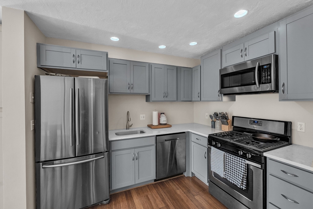 18 Merlin Court, Worcester, Massachusetts, 2 Bedrooms Bedrooms, 5 Rooms Rooms,1.5 BathroomsBathrooms,Residential Lease,For Rent,Merlin Court,73471039