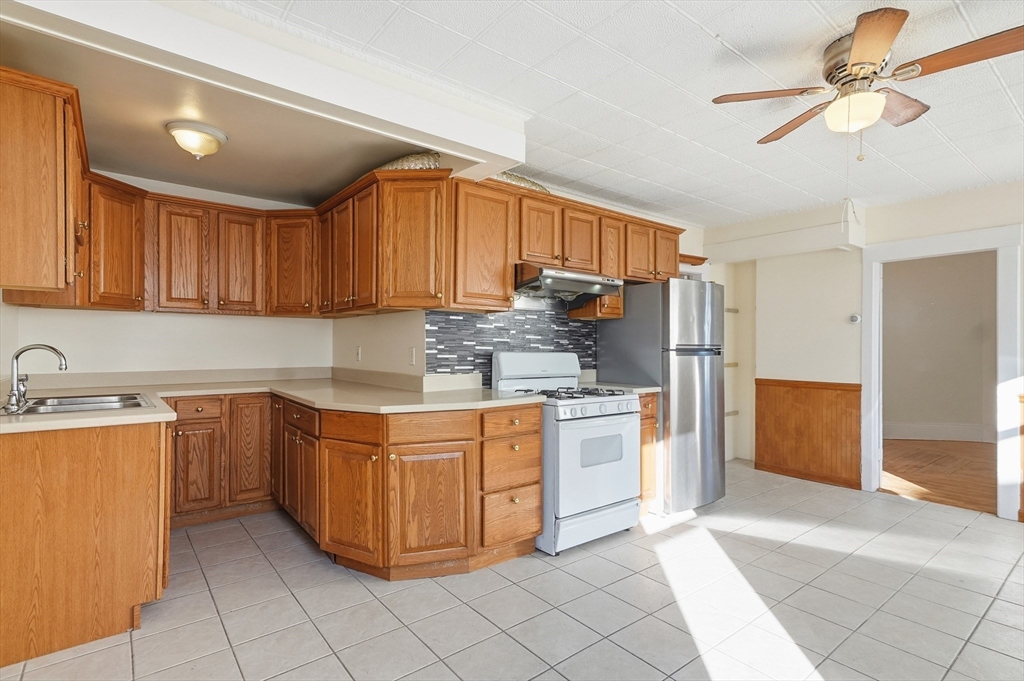 223 School St, Lowell, Massachusetts, 2 Bedrooms Bedrooms, 6 Rooms Rooms,1 BathroomBathrooms,Residential Lease,For Rent,School St,73471047