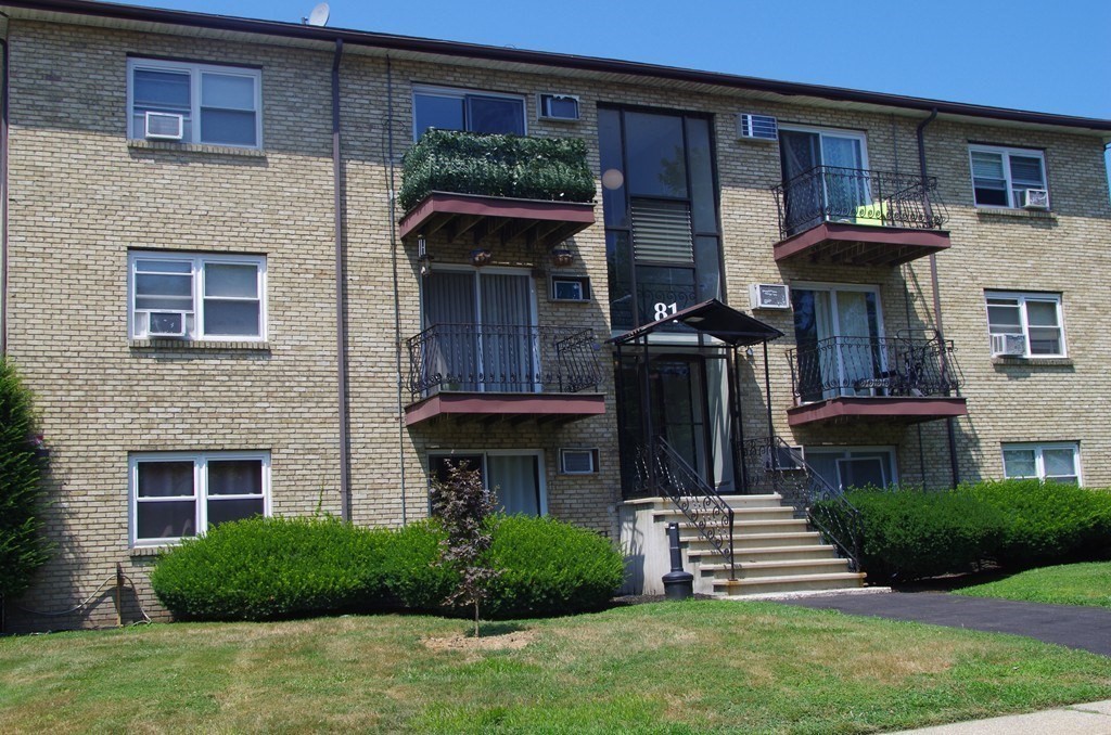 81 High St, Amesbury, Massachusetts, 2 Bedrooms Bedrooms, 3 Rooms Rooms,1 BathroomBathrooms,Residential Lease,For Rent,High St,73471092