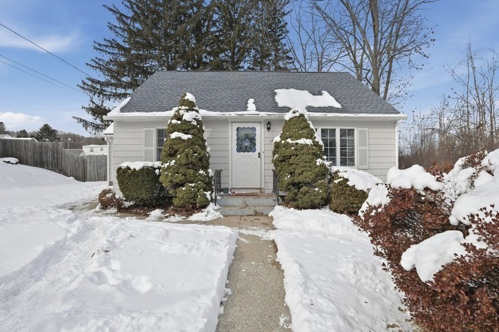 17 Goucher Avenue, Worcester, Massachusetts, 3 Bedrooms Bedrooms, 7 Rooms Rooms,1.5 BathroomsBathrooms,Residential,For Sale,Goucher Avenue,73471121