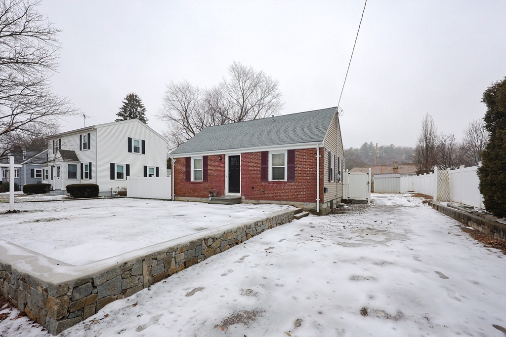 232 Pleasant St, Melrose, Massachusetts, 2 Bedrooms Bedrooms, 4 Rooms Rooms,1 BathroomBathrooms,Residential,For Sale,Pleasant St,73467951