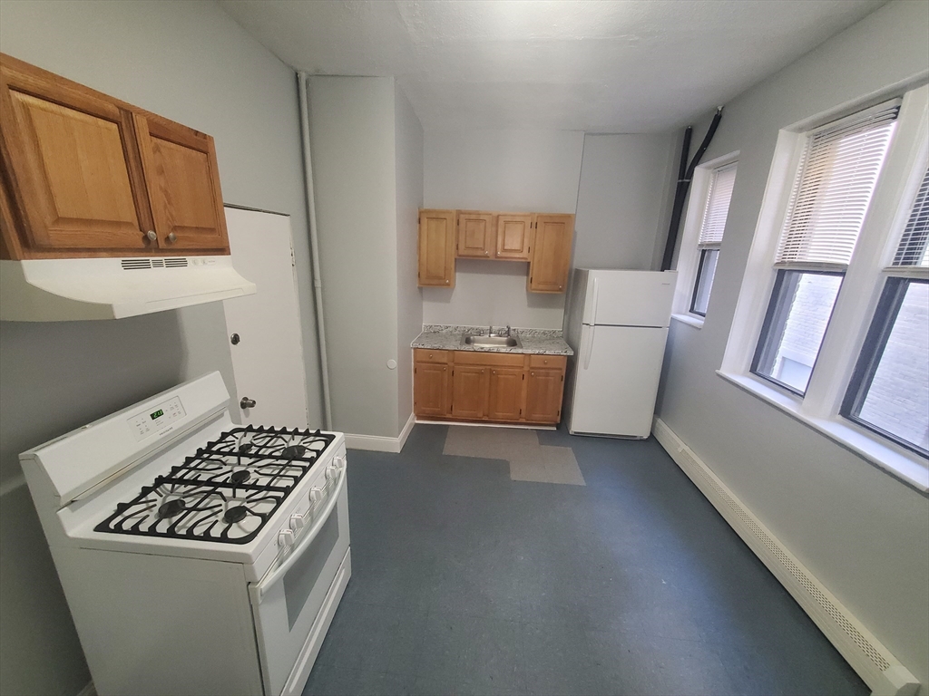 10 Abbottsford, Boston, Massachusetts, 2 Bedrooms Bedrooms, 5 Rooms Rooms,1 BathroomBathrooms,Residential Lease,For Rent,Abbottsford,73471181