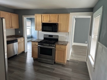 581 Lakeview Ave, Lowell, Massachusetts, 2 Bedrooms Bedrooms, 4 Rooms Rooms,1 BathroomBathrooms,Residential Lease,For Rent,Lakeview Ave,73455970