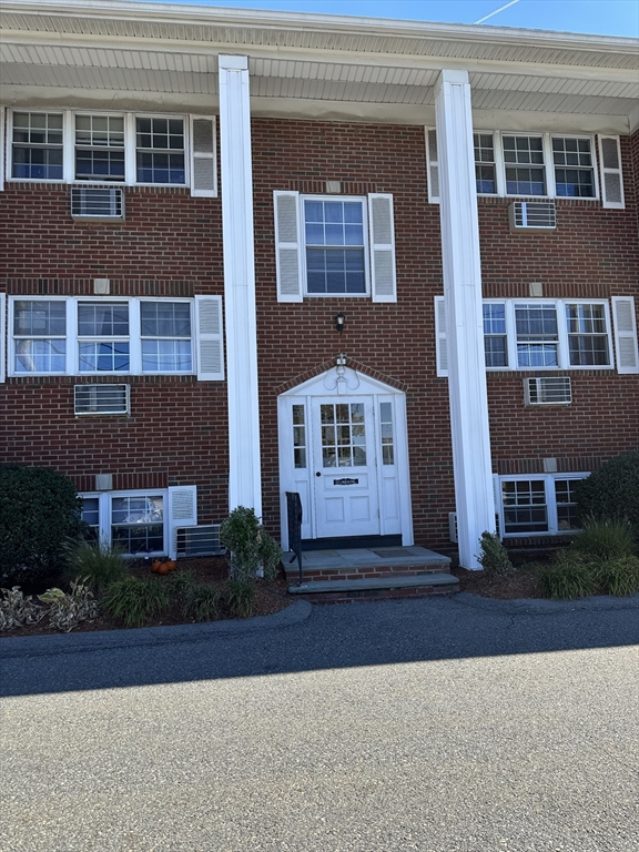 98 Main St, Stoneham, Massachusetts, 1 Bedroom Bedrooms, 3 Rooms Rooms,1 BathroomBathrooms,Residential,For Sale,Main St,73465558