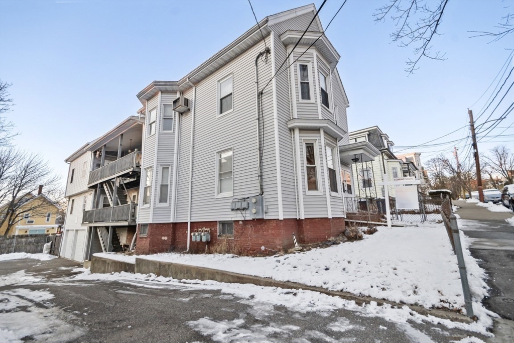 34 Putnam St, Somerville, Massachusetts, 11 Bedrooms Bedrooms, 20 Rooms Rooms,4.5 BathroomsBathrooms,Residential Income,For Sale,Putnam St,73471333