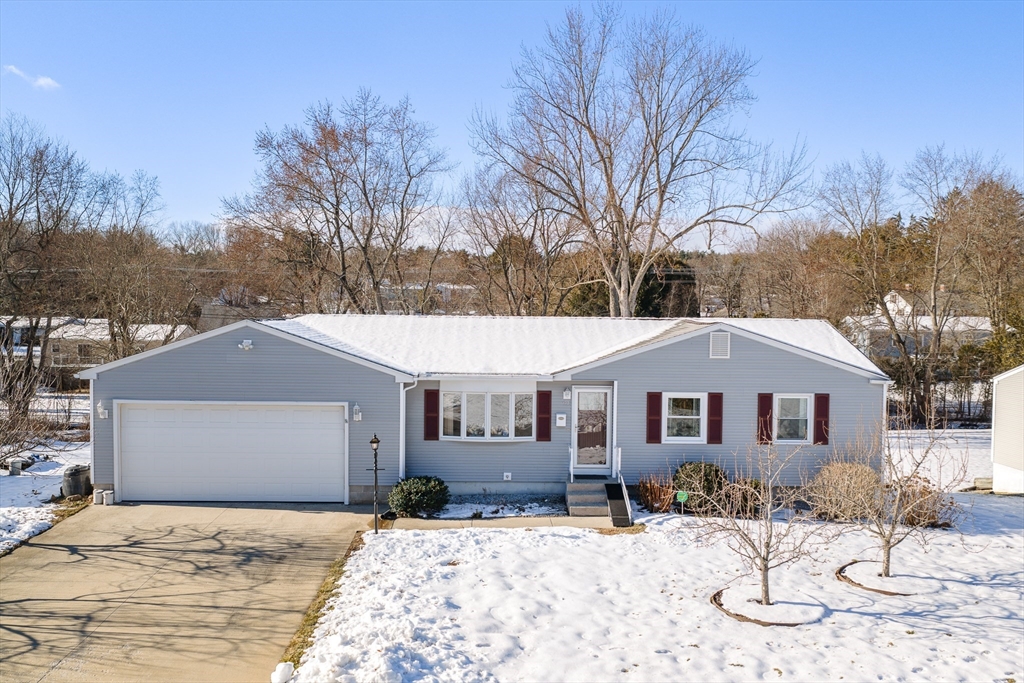 91 Knollwood Cir, Holyoke, Massachusetts, 3 Bedrooms Bedrooms, 5 Rooms Rooms,1 BathroomBathrooms,Residential,For Sale,Knollwood Cir,73462306