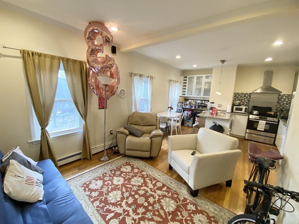 174 Bolton Street, Boston, Massachusetts, 2 Bedrooms Bedrooms, 3 Rooms Rooms,1 BathroomBathrooms,Residential Lease,For Rent,Bolton Street,72766082