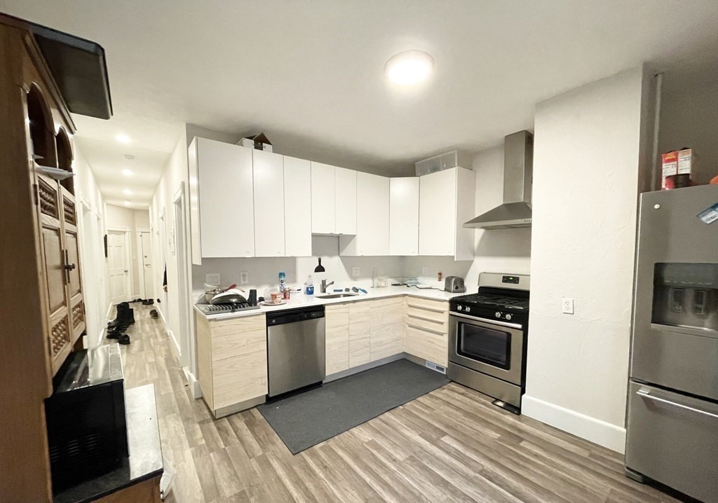 19 Eastman, Boston, Massachusetts, 3 Bedrooms Bedrooms, 5 Rooms Rooms,1 BathroomBathrooms,Residential Lease,For Rent,Eastman,72925147