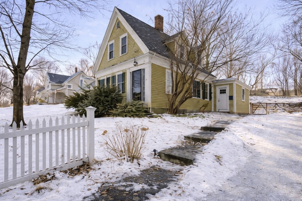18 West St, Hingham, Massachusetts, 3 Bedrooms Bedrooms, 6 Rooms Rooms,1.5 BathroomsBathrooms,Residential,For Sale,West St,73471438