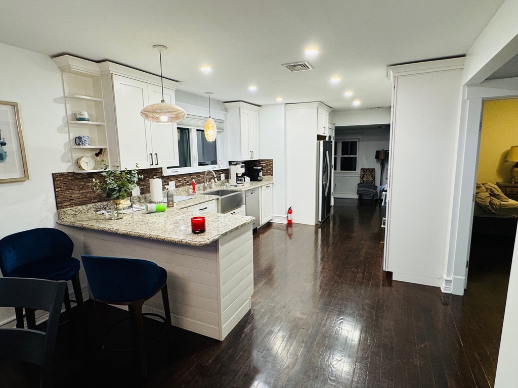 129 Bailey Rd, Somerville, Massachusetts, 3 Bedrooms Bedrooms, 5 Rooms Rooms,2 BathroomsBathrooms,Residential Lease,For Rent,Bailey Rd,73471457