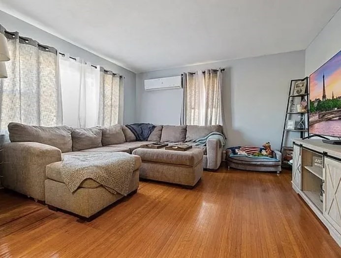 289 Milton St, Dedham, Massachusetts, 4 Bedrooms Bedrooms, 7 Rooms Rooms,2 BathroomsBathrooms,Residential Lease,For Rent,Milton St,73471407