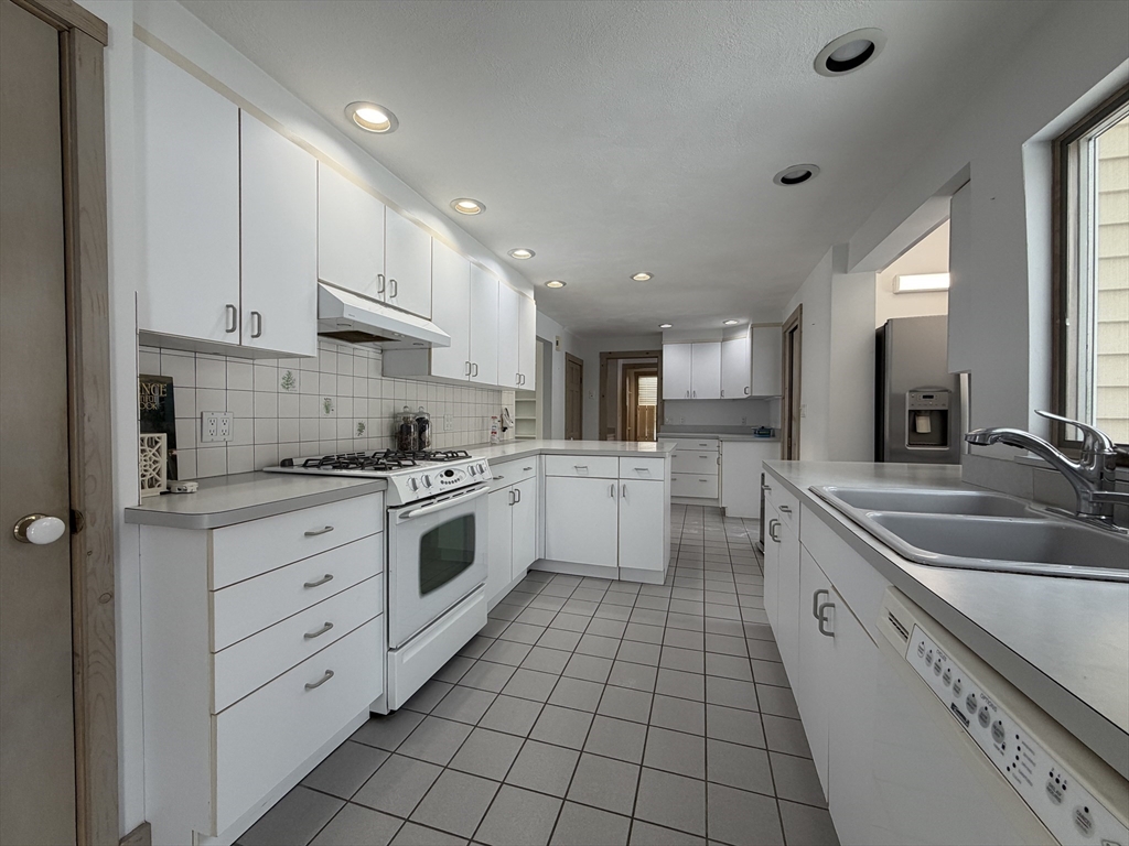 12 Community Way, Foxboro, Massachusetts, 3 Bedrooms Bedrooms, 6 Rooms Rooms,2 BathroomsBathrooms,Residential Lease,For Rent,Community Way,73471527