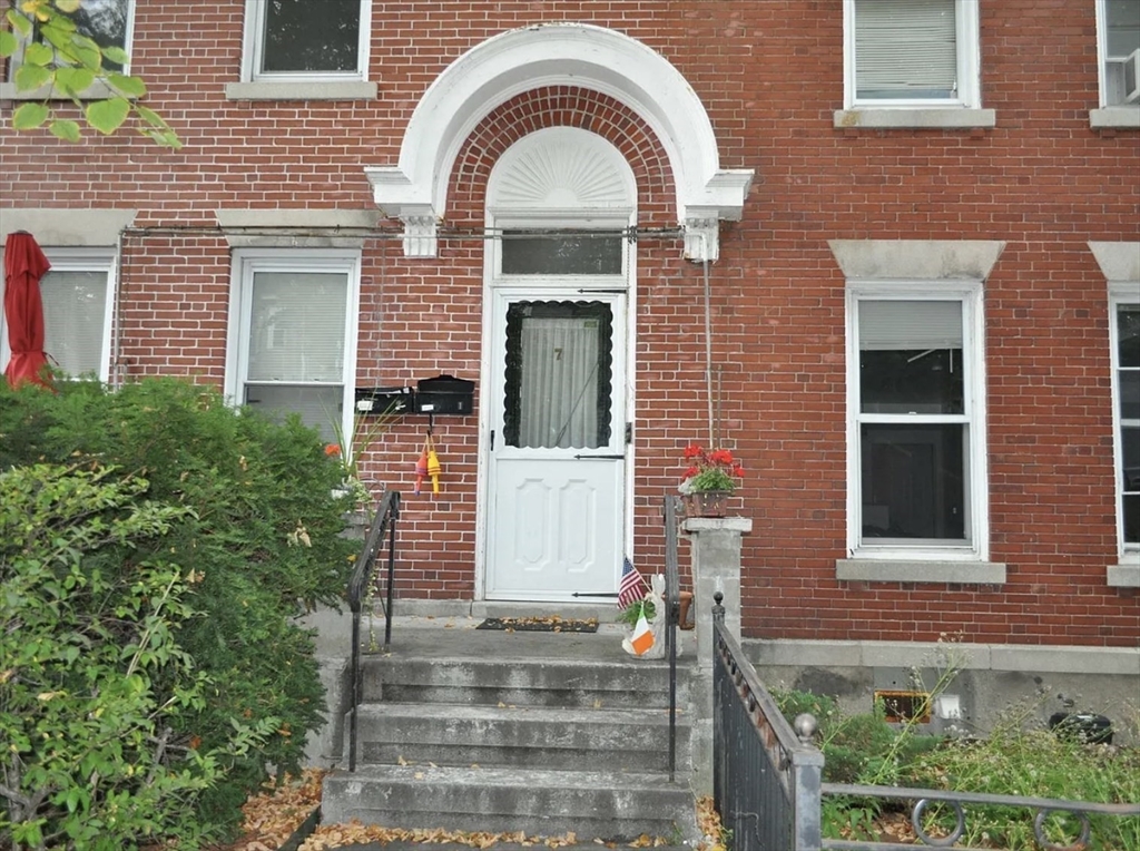 7 Wallingford, Boston, Massachusetts, 3 Bedrooms Bedrooms, 4 Rooms Rooms,1 BathroomBathrooms,Residential Lease,For Rent,Wallingford,73471574