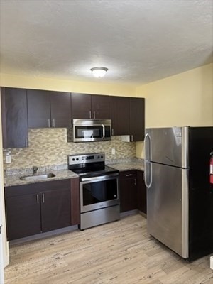 43 Leavitt St, Brockton, Massachusetts, 2 Bedrooms Bedrooms, 4 Rooms Rooms,1 BathroomBathrooms,Residential Lease,For Rent,Leavitt St,73471600