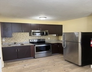 43 Leavitt St, Brockton, Massachusetts, 2 Bedrooms Bedrooms, 4 Rooms Rooms,1 BathroomBathrooms,Residential Lease,For Rent,Leavitt St,73471600