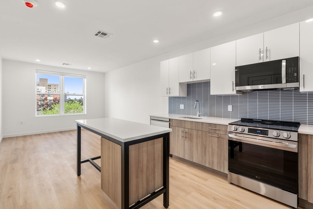 40 Centre St, Brookline, Massachusetts, 1 Bedroom Bedrooms, 3 Rooms Rooms,1 BathroomBathrooms,Residential Lease,For Rent,Centre St,73471612