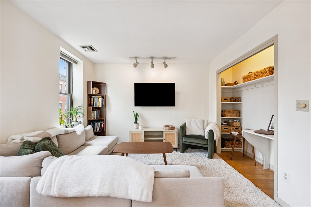 5 Grove St, Boston, Massachusetts, 1 Bedroom Bedrooms, 4 Rooms Rooms,1 BathroomBathrooms,Residential Lease,For Rent,Grove St,73471617