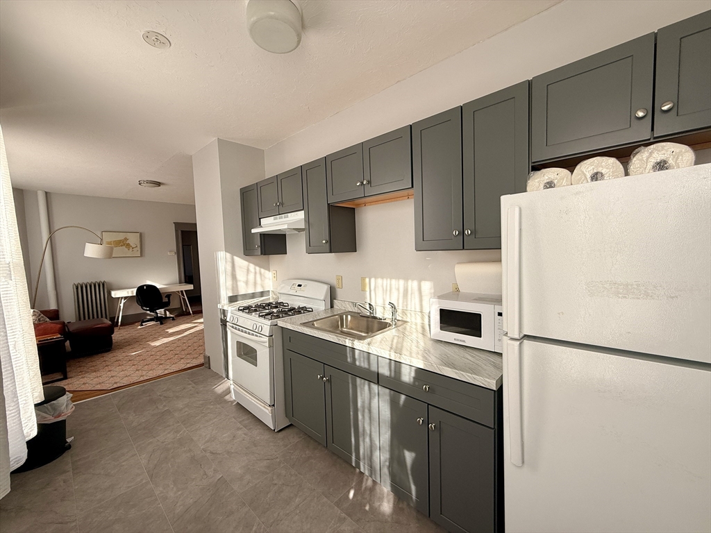 70 Russell St, Worcester, Massachusetts, 3 Bedrooms Bedrooms, 4 Rooms Rooms,1 BathroomBathrooms,Residential Lease,For Rent,Russell St,73471619