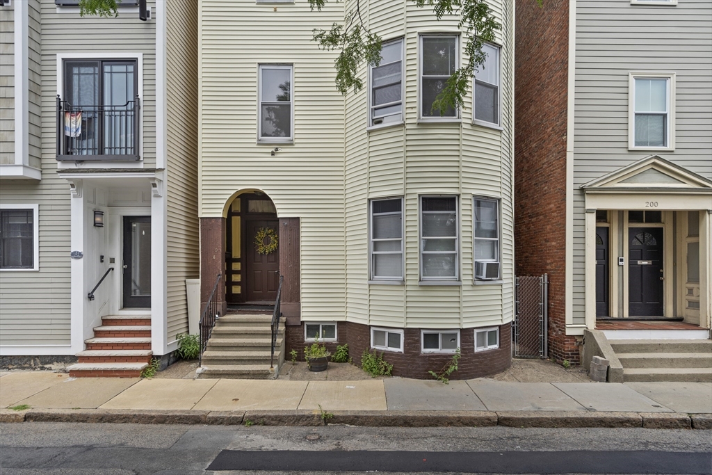 194 Emerson St, Boston, Massachusetts, 8 Bedrooms Bedrooms, 14 Rooms Rooms,3 BathroomsBathrooms,Residential Income,For Sale,Emerson St,73471649