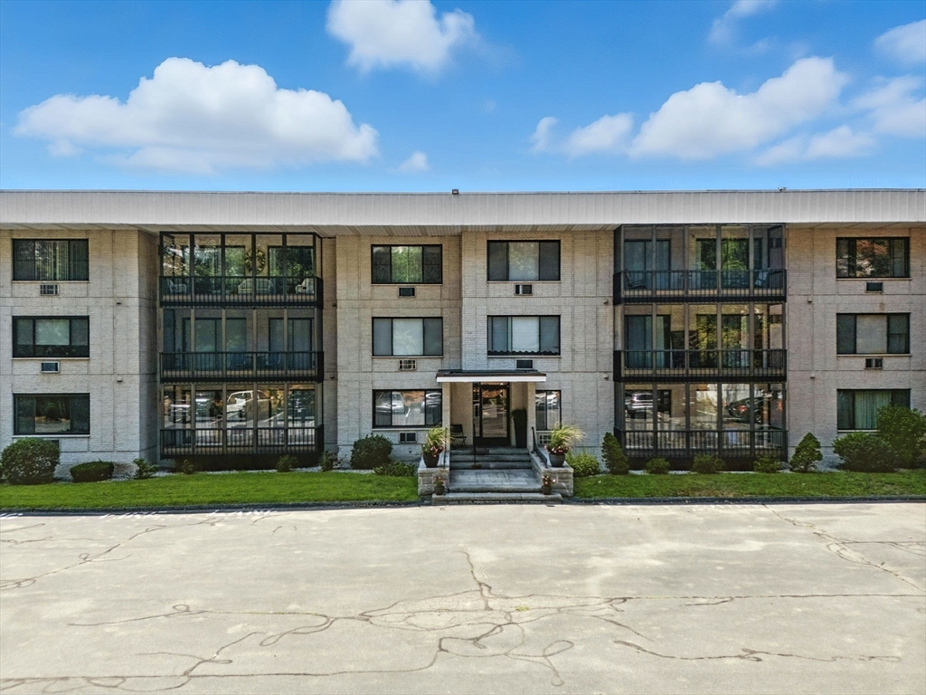 234 Nesmith St, Lowell, Massachusetts, 2 Bedrooms Bedrooms, 4 Rooms Rooms,1.5 BathroomsBathrooms,Residential,For Sale,Nesmith St,73471679