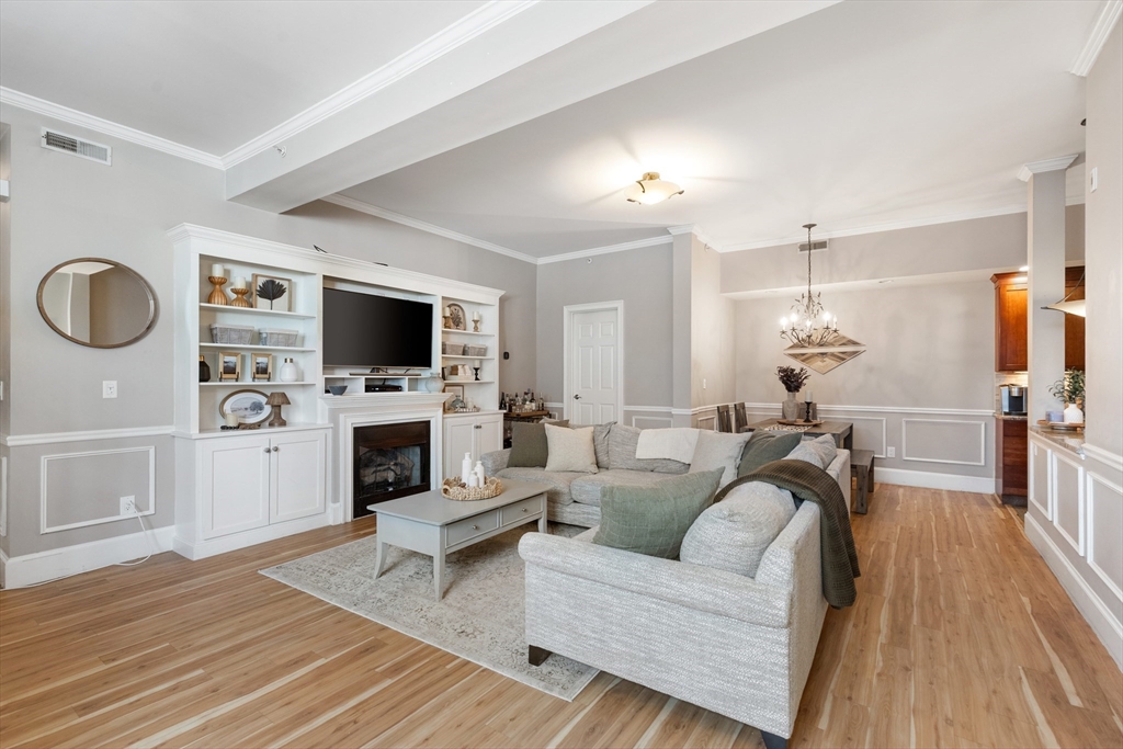 349 Fulton St, Medford, Massachusetts, 2 Bedrooms Bedrooms, 5 Rooms Rooms,2 BathroomsBathrooms,Residential,For Sale,Fulton St,73471727