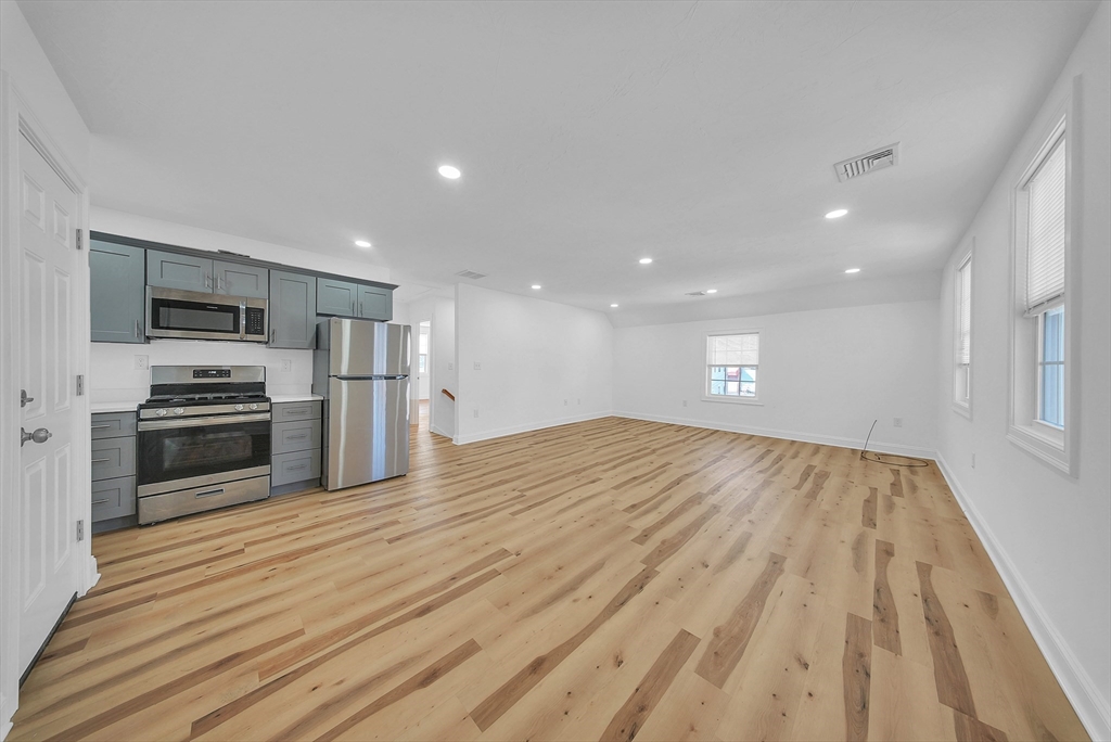 11 Willet St, Quincy, Massachusetts, 2 Bedrooms Bedrooms, 4 Rooms Rooms,1 BathroomBathrooms,Residential Lease,For Rent,Willet St,73471818