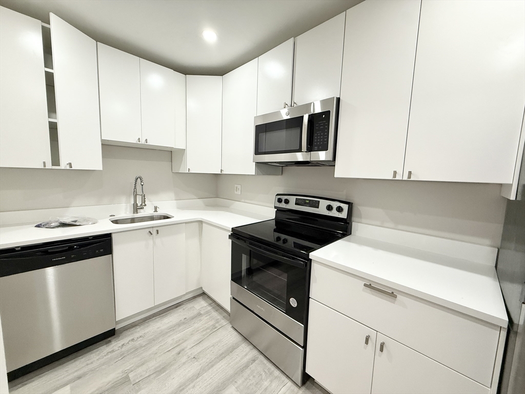 15 Ruggles St, Boston, Massachusetts, 3 Bedrooms Bedrooms, 5 Rooms Rooms,1 BathroomBathrooms,Residential Lease,For Rent,Ruggles St,73393668
