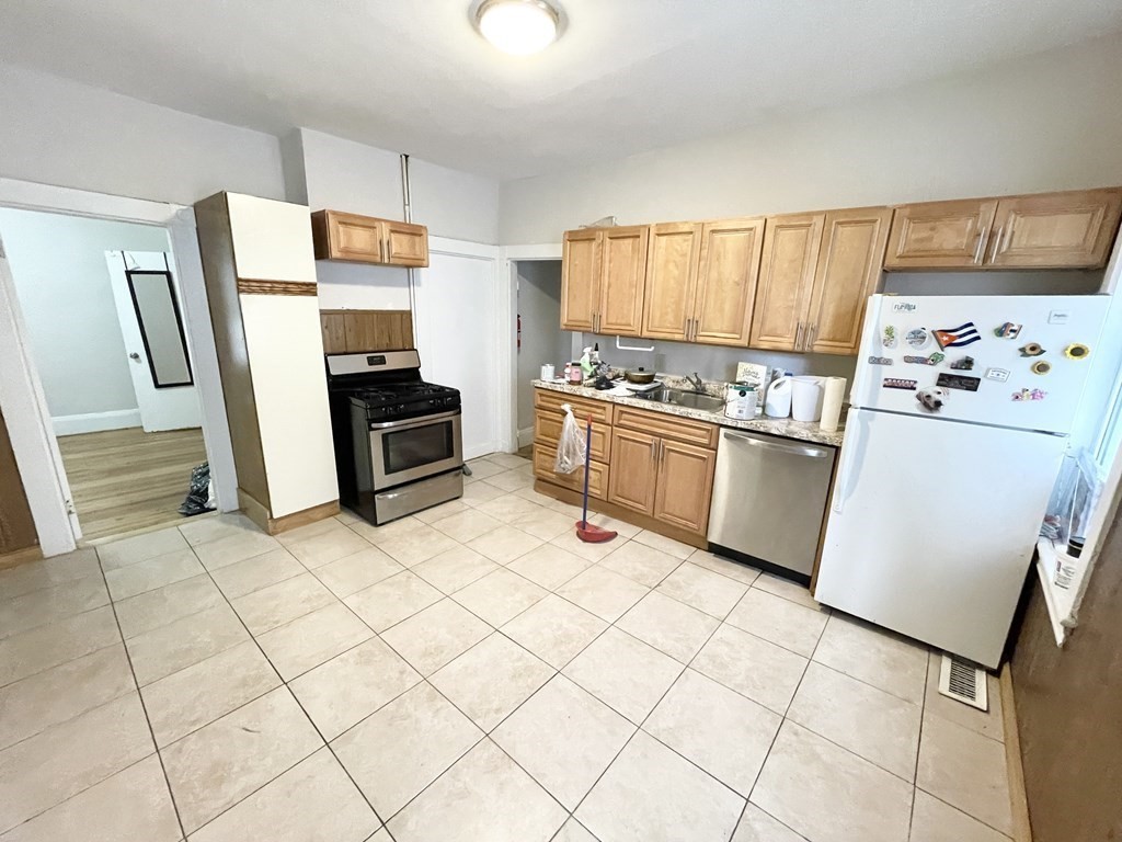 10 Wave Ave, Boston, Massachusetts, 3 Bedrooms Bedrooms, 5 Rooms Rooms,1 BathroomBathrooms,Residential Lease,For Rent,Wave Ave,72940805
