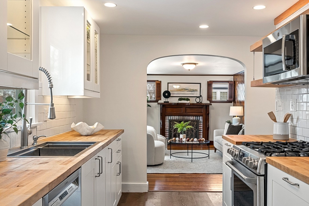 104 Myrtle Ave, Wakefield, Massachusetts, 3 Bedrooms Bedrooms, 7 Rooms Rooms,1.5 BathroomsBathrooms,Residential,For Sale,Myrtle Ave,73471901