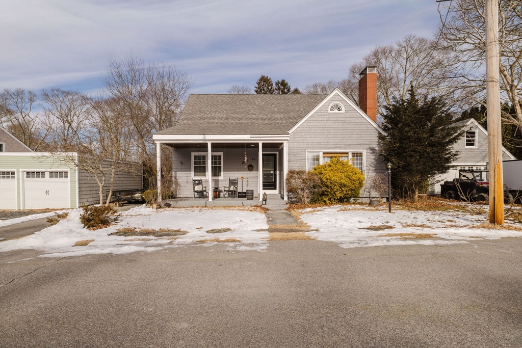24 Cala Ave, Tiverton, Rhode Island, 4 Bedrooms Bedrooms, 6 Rooms Rooms,2 BathroomsBathrooms,Residential,For Sale,Cala Ave,73471911
