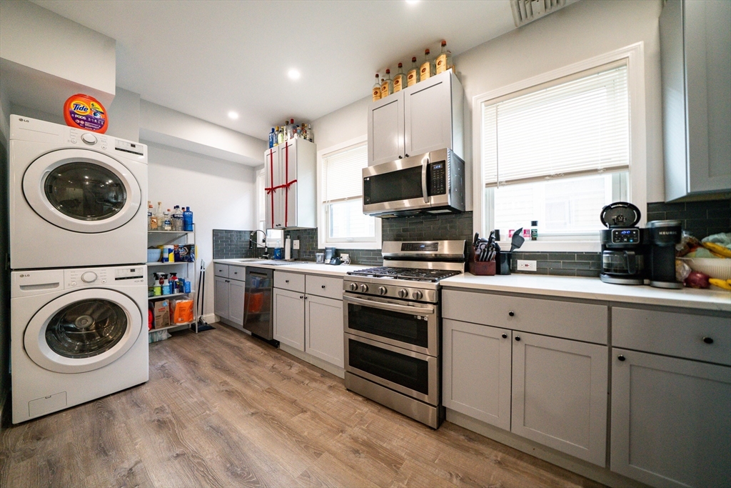 137 Centre St, Boston, Massachusetts, 5 Bedrooms Bedrooms, 8 Rooms Rooms,2 BathroomsBathrooms,Residential Lease,For Rent,Centre St,73471927