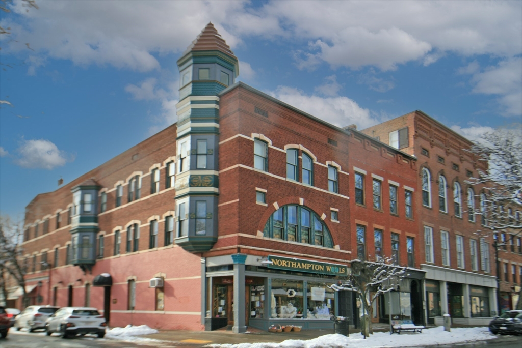 29 Pleasant St, Northampton, Massachusetts, 2 Bedrooms Bedrooms, 6 Rooms Rooms,1 BathroomBathrooms,Residential,For Sale,Pleasant St,73471967